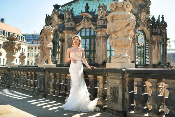 Eine Braut Weißen Kleid Auf Einem Hochzeitsspaziergang Berühmten Barocken Zwinger — Stockfoto