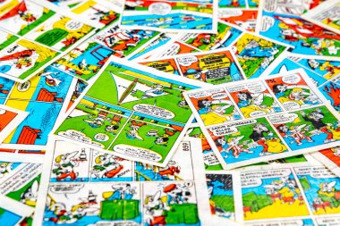 28 Mart 2021, Minsk, Belarus. Tipitip çiklet ambalajı toplamak hobi.