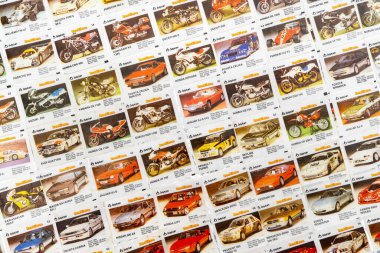 28 Mart 2021, Minsk, Belarus. antika Bombibom sakız ambalajları toplamak hobi.