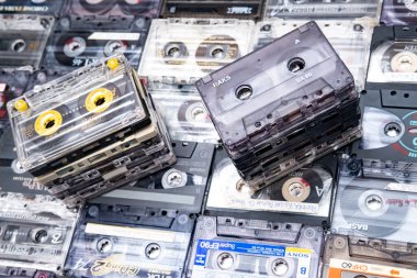 28 Mart 2021, Minsk, Belarus. Büyük bir ses kaseti koleksiyonu. Retro müzik arkaplanı.