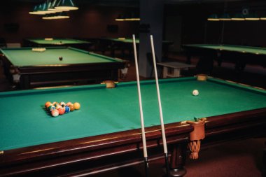 Bilardo masasında yeşil yüzey ve bilardo topları. Bilardo oyunu..