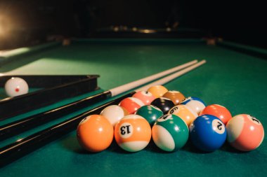 Bilardo masasında yeşil yüzey ve bilardo topları. Bilardo oyunu..