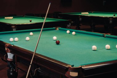 Bilardo masasında yeşil yüzey ve bilardo topları. Bilardo oyunu..