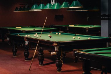 Bilardo masasında yeşil yüzey ve bilardo topları. Bilardo oyunu..