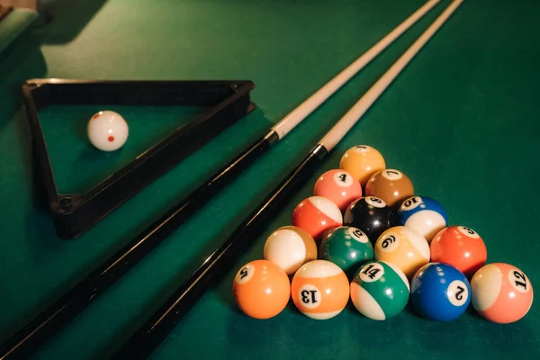 Bilardo Masasında Yeşil Yüzey Bilardo Topları Bilardo Oyunu — Stok fotoğraf