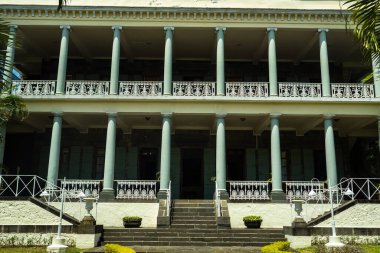 Mauritius adasının başkenti Port Louis 'in merkezindeki bir şehir caddesinde sömürge tarzı bir bina..