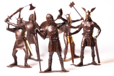 Beyaz arka planda izole edilmiş klasik oyuncak Kahverengi Viking askerleri.
