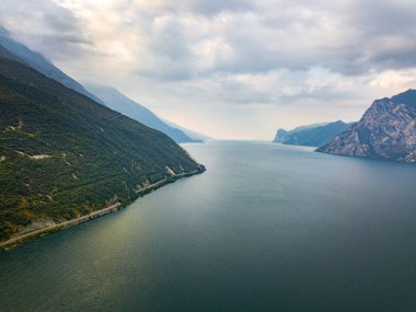 Lago di Garda b Alp manzarasının en üst manzarası. İtalya.