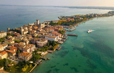 Scaligera Kalesi ve Garda Gölü 'ndeki Sirmione manzarası. İtalya. Toskana..