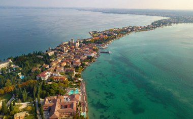Scaligera Kalesi ve Garda Gölü 'ndeki Sirmione manzarası. İtalya. Toskana..