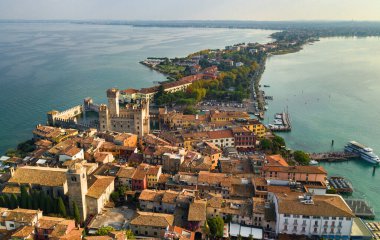 Scaligera Kalesi ve Garda Gölü 'ndeki Sirmione manzarası. İtalya. Toskana..