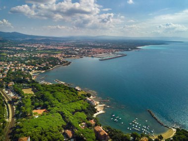 Şehrin en iyi manzarası ve Tuscany 'deki Castiglioncello' da bulunan gezinti güvertesi. İtalya, Livorno.