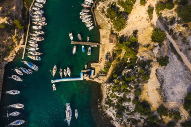 Fransa, Marsilya ve Cassis arasındaki en büyük fiyortlardan biri olan Calanque de Port Miou 'da beyaz yatlar..