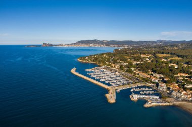 Seddin ve Saint-cyr-sur-mer köyünün en üst manzarası, Fransa.