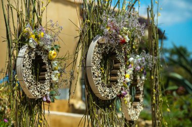 Provence 'deki villanın yakınındaki düğün töreninde orijinal düğün dekoru. Fransa..