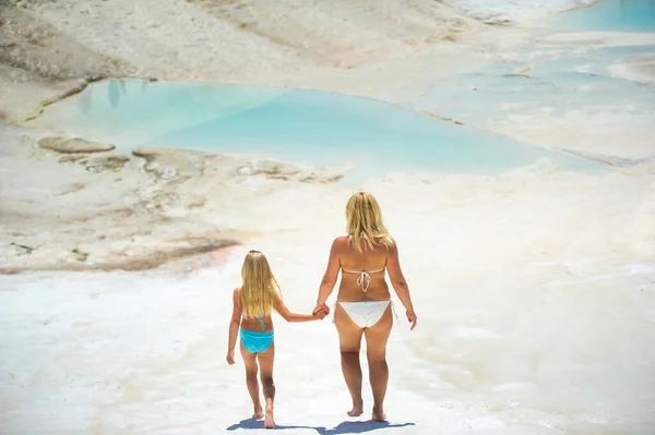 Een Klein Meisje Haar Moeder Zwemkleding Wandelen Witte Berg Pamukkale — Stockfoto