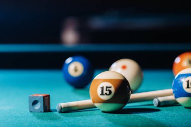 Bilardo masasında yeşil yüzey ve bilardo topları. Bilardo oyunu..