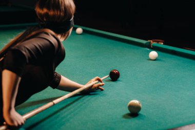 Bilardo kulübünde elinde ıstakayla gözü bağlı bir kız. Rus bilardosu..