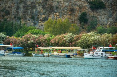 Dalyan 'da tekne ve kanallı setin manzarası. Türkiye.