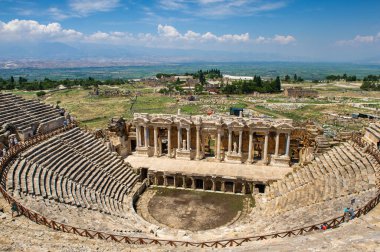 Türkiye 'nin Pamukkale kentindeki Hierapolis harabelerinde Roma amfi tiyatrosu.