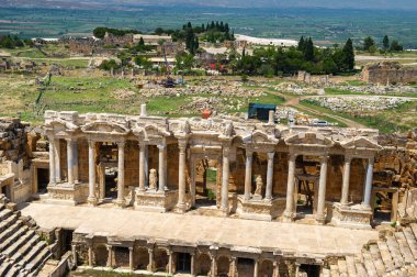 Türkiye 'nin Pamukkale kentindeki Hierapolis harabelerinde Roma amfi tiyatrosu.