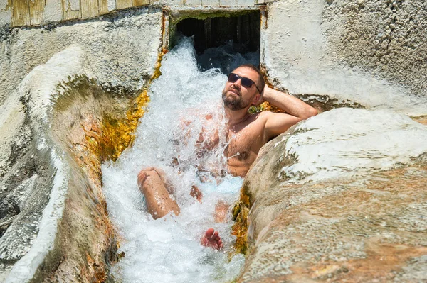 Hombre Con Gafas Sienta Bajo Una Cascada Agua Sanadora Con — Foto de Stock