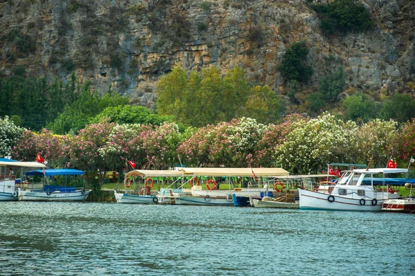 ダライアンのボートや運河で堤防の眺めトルコ — ストック写真