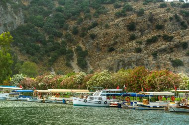 Dalyan 'da tekne ve kanallı setin manzarası. Türkiye.