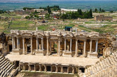 Türkiye 'nin Pamukkale kentindeki Hierapolis harabelerinde Roma amfi tiyatrosu.