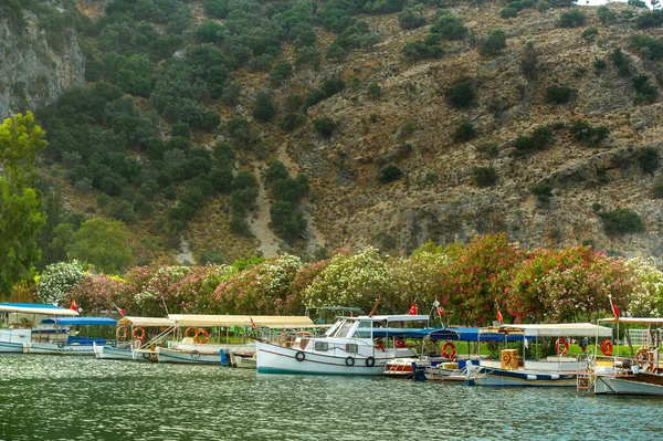 ダライアンのボートや運河で堤防の眺めトルコ — ストック写真