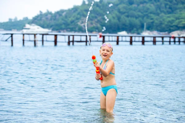 Приваблива Дівчинка Плаває Морі Грається Водяним Пістолетом Туреччина — стокове фото