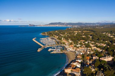 Seddin ve Saint-cyr-sur-mer köyünün en üst manzarası, Fransa.