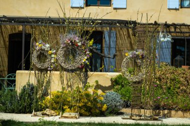 Provence 'deki villanın yakınındaki düğün töreninde orijinal düğün dekoru. Fransa..