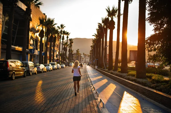 Corrida Matinal Uma Jovem Mulher Estrada Cidade Marmaris Turquia — Fotografia de Stock