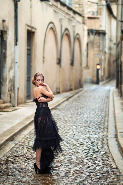 Una Novia Con Estilo Vestido Novia Negro Antigua Ciudad Francesa — Foto de Stock