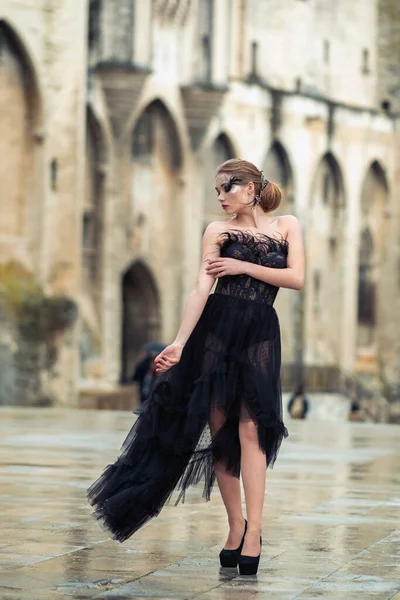 Una Sposa Elegante Abito Sposa Nero Nell Antica Città Francese — Foto Stock