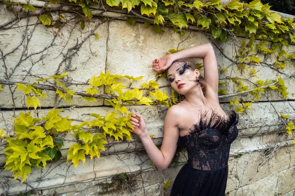 Uma Noiva Elegante Vestido Noiva Preto Antiga Cidade Francesa Avignon — Fotografia de Stock