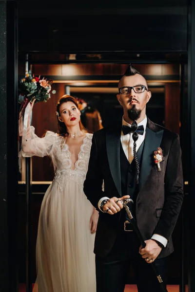 Casal Elegante Interior Noiva Glamorosa Noivo — Fotografia de Stock