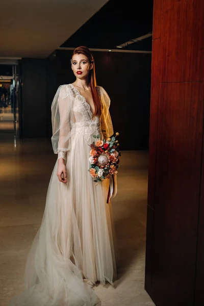 Elegante Sposa Dai Capelli Rossi Vestito Con Maniche Bouquet All — Foto Stock