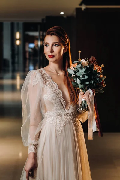 Elegante Sposa Dai Capelli Rossi Vestito Con Maniche Bouquet All — Foto Stock