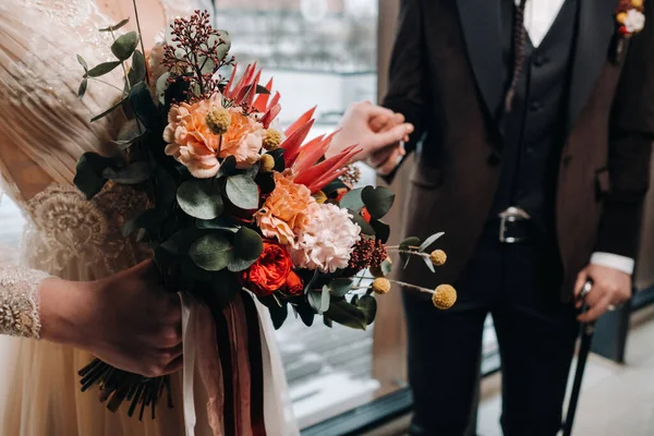 Gros Plan Bouquet Mariage Dans Les Mains Mariée Côté Marié — Photo