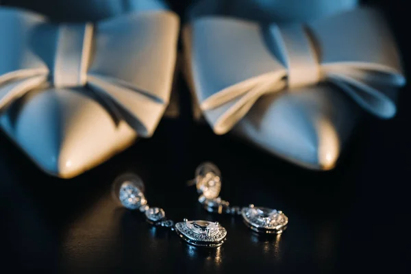新娘的附件 黑色背景的婚礼耳环 — 图库照片