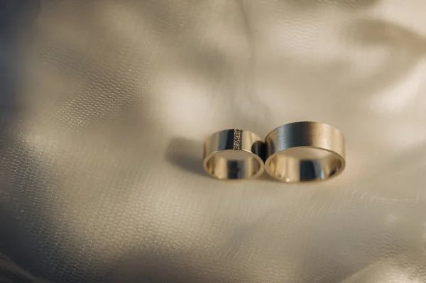 Close Van Twee Gouden Trouwringen Voor Een Bruiloft — Stockfoto
