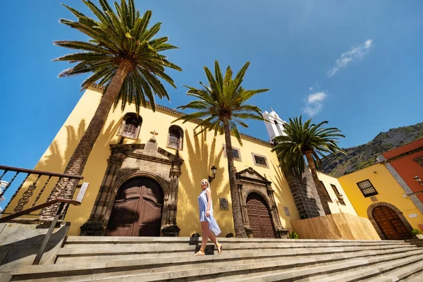 Una Niña Vestido Los Escalones Una Iglesia Casco Antiguo Garachico — Foto de Stock