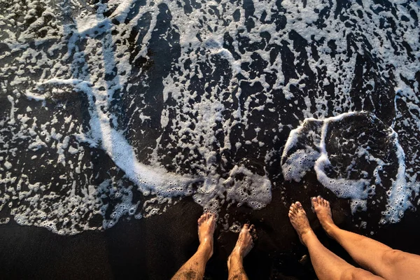 Une Paire Pieds Sur Sable Noir Près Océan Ténérife Espagne — Photo