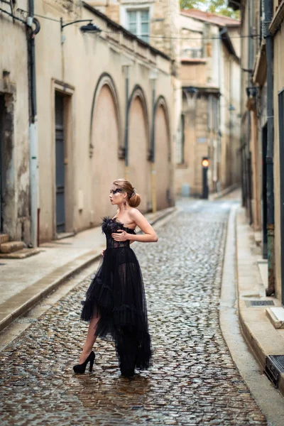 Une Mariée Élégante Dans Une Robe Mariée Noire Dans Ancienne — Photo