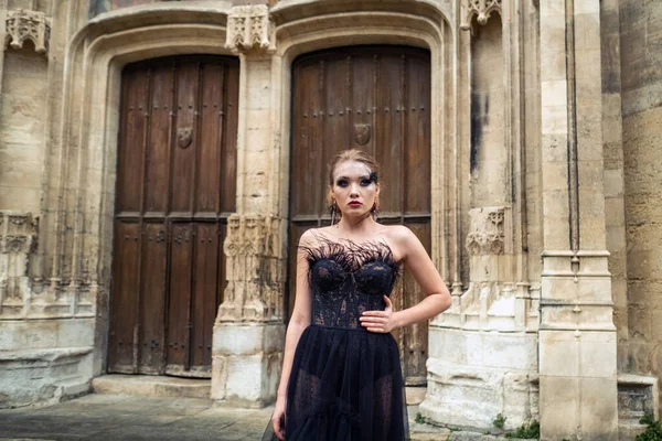 Une Mariée Élégante Dans Une Robe Mariée Noire Dans Ancienne — Photo