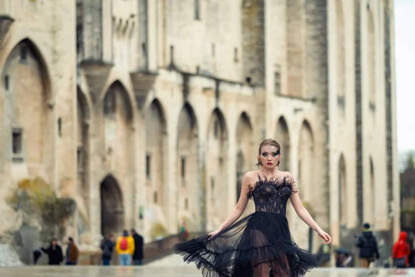 Uma Noiva Elegante Vestido Noiva Preto Antiga Cidade Francesa Avignon — Fotografia de Stock