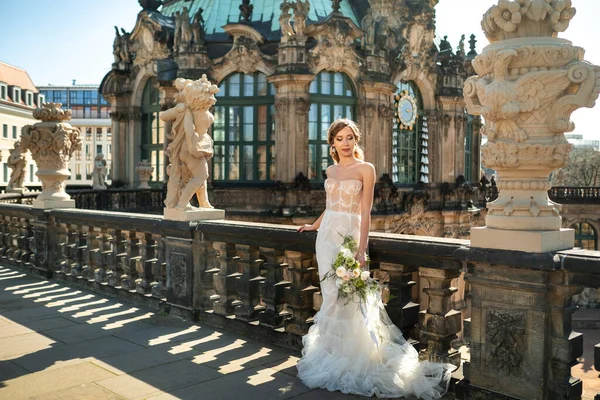 Eine Braut Weißen Kleid Mit Blumenstrauß Auf Einem Hochzeitsspaziergang Berühmten — Stockfoto