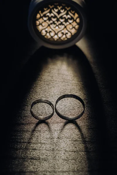 Primer Plano Dos Anillos Boda Oro Sobre Fondo Negro — Foto de Stock